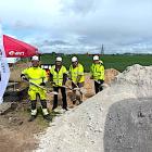 Victor Baum, Craftor, Patrik Källåker, Alfa Laval, Torkild Strandberg, KSO Landskrona och Peter Hjalmar, E.ON tar det första spadtaget för E.ONs nya transformatorstation. Stationen ska lägga grunden för för nya företagsetableringar, fler arbetstillfällen och ett starkare näringsliv i Landskrona. Investeringen motsvarar 150 miljoner kronor. Foto: Jakob Skarphagen, E.ON