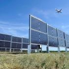 Bilden visar världens största vertikala solenergisystem vid sydvästra änden av landningsbanan väst på Frankfurts flygplats. Enligt Eurener har företagets nya modul med matt yta utvecklats särskilt för platser där traditionella solpaneler kan orsaka visuella störningar.  Foto: Fraport AG.