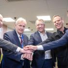 Tobias Hansson, Hitachi Energy, Thomas Pålsson, Svenka kraftnät, Niklas Perssson, Hitachi Energy, Lars Nordén, Svenska 
kraftnät och Andre Gargi, Hitachi Energy. Pressbild: Hitachi Energy