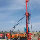 En geotermisk brunn borras på Dals ridplan i Helsingfors. Borrningen sker med vattenhammarteknik i hård granit. Foto: Hanjin D&B.