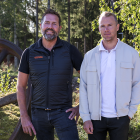 Hans Persson, platschef i Björbo tillsammans med Albin Lindblom, projektledare för uppbyggnaden av den nya kraftstationen. Pressbild: Åkerströms Björbo AB