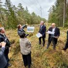 Håvard Kristiansen från Norsk Kjernekraft AS visar upp platsen för vad de hoppas ska bli Haldens nya kärnkraftverk. Här flankeras han av sin chef Jonny Hesthammer och gäster från den kanadensiska kärnkraftsindustrin. Foto: Norsk Kjernekraft AS. Kedit: Jan M. Moberg