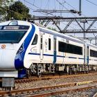 Indiska snabbtåget Vande Bharat Express anländer till Mumbai. Foto: Wikipedia Commons Lic, kredit: Harshul12345