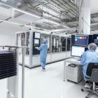 Den automatiserade solcellstestaren i produktionslinan vid PV-TEC med styrdator för avancerad analys av mätdata. Fraunhofer ISE/Foto: Dirk Mahler