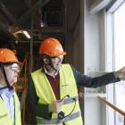 Jan Ridfeldt (vd och koncernchef, Umeå Energi, till vänster) och Claes Fredriksson (vd och grundare, Liquid Wind, till höger) blickar ut över platsen där Flagship 3 ska byggas.Pressbild: Malin Grönborg