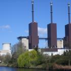 Typiska gasturbinpannor med skorsten och rökgasavsvavling vid kraftverket Berlin-Lichterfelde. Foto: Wikipedia Commons, kredit: Membeth