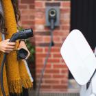För hushåll utan egen parkering sker laddningen ofta via publik normal- eller snabbladdning. Det kan göra kostnaden betydligt högre än för dem som kan ladda på egen parkeringsplats. Foto: Zaptec /Unsplash