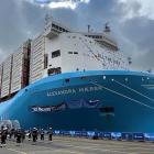Containrar lastas på rederiet Maersks metanoldrivna fartyg Alexandra Maersk. Foto: Maersk.