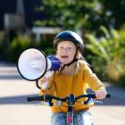 Barn som skriker i megafon. Pressbild: Norrenergi