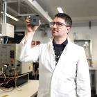 De nya bränslecellerna genererar elektricitet genom att kombinera vätgas med syre, där vatten bildas som biprodukt. Dr Quentin Meyer, som är senior forskare vid University of New South Wales i Sydney, Australien. Han är också ordförande för bränslecellsdivisionen inom International Association for Hydrogen Energy.
Foto: UNSW