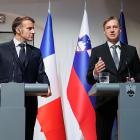 Frankrikes president Emmanuel Macron och Sloveniens premiärminister Robert Golob under undertecknandet av deklarationen om kärnkrafts­samarbete. Foto: Gov.si/Nebojša Tejic)