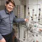 Professor Pär Olsson visar ugnen som når upp till 2000 grader, i vilken man tillverkar kärnbränslepulver. Här sker omvandlingen från uranmetall till uranhydrid (med tillförsel av vätgas) och till urannitrid (med tillförsel av kvävgas). Bild: Städje.