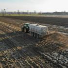 Nyligen skickade sex europeiska branschorganisationer – däribland Hydrogen Europe, Renewable Hydrogen Coalition och Hydrogen Council – ett öppet brev till EU-kommissionen. Kommissionen beslutade trots brevet att inte pausa unionens nya klimatrelaterade importavgift för gödselmedel, trots stark press. Symbolbild om gödselspridning på åker. Foto: Creative commons Lic, kredit: Paskvi