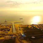 Ryssland har flera viktiga exportterminaler för LNG (flytande naturgas), där anläggningen Yamal LNG i Sabetta är den största och mest aktiva. Andra betydande anläggningar är Sakhalin-2 (Prigorodnoye) samt de pågående projekten Arctic LNG 2 och Ust-Luga. Ryssland driver också mindre anläggningar i medelstorlek, som Gazprom LNG Portovaya och Cryogaz-Vysotsk. Foto: Wikipedia Common Lic. Kredit: SlavaGo