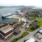 Lerwick Power Station.
Huvudkraftverket på Shetlandsöarna står inför en uppgradering som projektets företrädare menar kommer att leda till en mer tillförlitlig energiförsörjning samtidigt som avkarboniseringen av elnätet påskyndas. Den finländska tillverkaren Wärtsilä ska installera ett energilagringssystem vid huvudkraftverket i Lerwick på uppdrag av Scottish and Southern Electricity Networks (SSEN), som är en del av det Perth-baserade energibolaget SSE.  Foto: SSEN