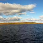 Panoramavy över skotska vindkraftsparken Whitelee med Lochgoin-reservoaren i förgrunden. Foto: Wikipedia Common. Kredit: Bjmullan