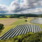 Bildtext: Den nya solparken Hatzenhof och vindparken Granswang (i bakgrunden) matar in el i Ørsteds transformatorstation i Raitenbuch. Foto: Ørsted