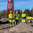 Nu har första spadtaget tagits för E.ONs nya flaggskeppsprojekt inom hållbarhet och innovation i elsystemet. Stationsbyggnaden uppförs i trä för minskat koldioxidavtryck och längre livslängd. All teknik är fri från isoleringsgasen SF6 – 23 500 gånger mer klimatpåverkande än koldioxid – och projektet använder klimatförbättrad betong, koldioxidreducerat stål, regenererad olja och återbrukade komponenter. Spaden hölls av Mats Tullgren, regionnätschef E.ON, Anders Johansson, kommunstyrelsens ordförande i Mönsterås och Jan Hintze, vd Omexom. Foto: Jakob Skarphagen, E.ON