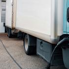 Tung lastbil laddar vid lastkaj Foto: juice unsplash