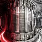 En tokamak, som på bilden, är en avancerad reaktortyp som används för att försöka producera energi genom kärnfusion – samma process som driver solen. I anläggningen ITER i södra Frankrike byggs världens största tokamak. Principen bygger på att väteisotoper hettas upp till extremt höga temperaturer så att de blir plasma. Detta plasma hålls svävande med hjälp av starka magnetfält i en ringformad kammare, så att det inte kommer i kontakt med väggarna. Målet är att få atomkärnor att slå samman och frigöra energi. Tokamaken i ITER ska visa att fusion kan ge mer energi än vad som krävs för att starta processen. Tekniken är dock mycket komplex. Utmaningar handlar om stabilitet i plasmat, material som tål värmen och enorma kostnader. ITER är ett forskningsprojekt – inte ett kommersiellt kraftverk. Foto: ITER