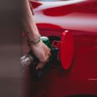 Man som tankar bil. Foto: Wassim Chouak / Unsplash