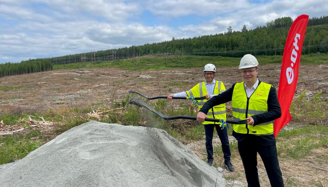 Martin Höhler, vd E.ON Energidistribution och Johan Andersson, kommunstyrelsens ordförande (C). Foto: E.ON