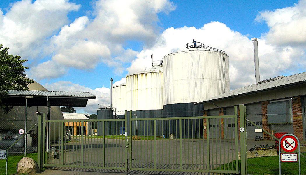 Biogasanläggning i Spøring norr om Aarhus (Danmark); Aktieselskabet Bånlev Biogas. Bånlev står för Biogas Århus Nord Leverantörsförening, tidigare Århus kommuns Biogasanläggning. Foto: Wikipedia Common. Kredit: Nico 