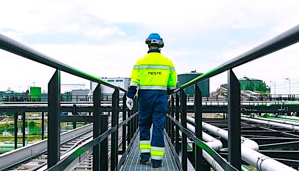 Nestes raffinaderi i Borgå Finland producerar mer än 100 slutprodukter till kunder globalt. Nestes ambition är att göra raffinaderiet i Borgå till det mest hållbara raffinaderiet i Europa år 2030. Foto: Neste