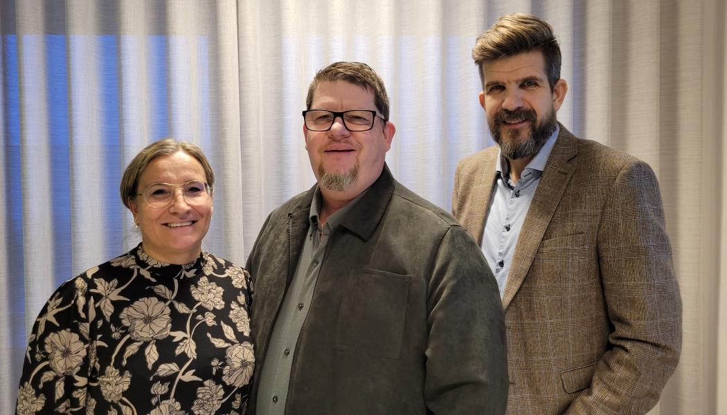 Roland Nordin flankerad av nuvarande vd Kristina Säfsten och styrelseordförande Clas Engström. Foto: Övik energi