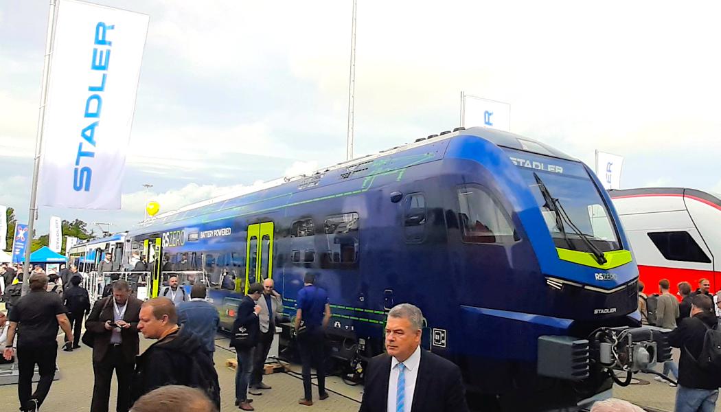 Stadlers nya RS ZERO på Innotrans 2024. Det är ett fordon som kan drivas helt med batteri eller med hjälp av vätgas. Foto: Markku Björkman