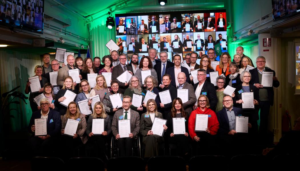 Klimatkontrakt 2030 signeras av den politiska ledningen i 2030-städerna och generaldirektörer från sex myndigheter samt Viable Cities ledning. Pressbild: energimyndigheten