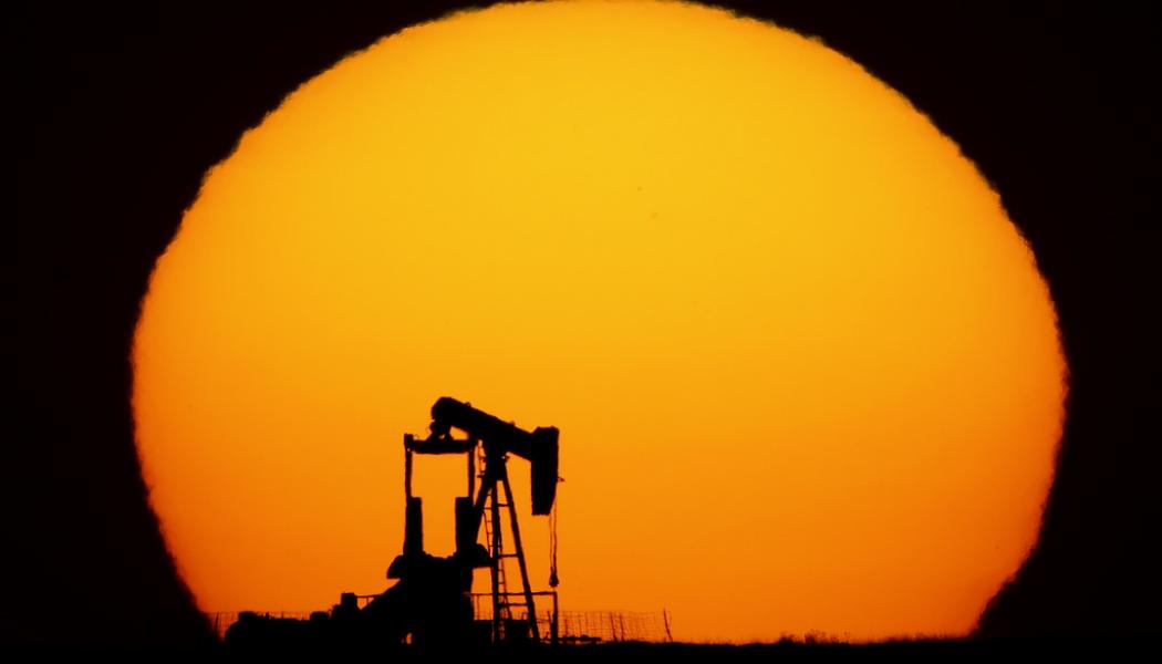 Charlie Riedel/AP/TT: Coronapandemin ledde till ett rekordstort tapp i efterfrågan på olja. Nu räknar internationella energiorganet IEA med återhämtning och en nytt rekord i efterfrågan 2026. Arkivbild.
