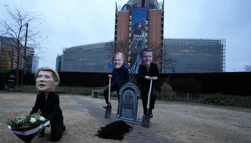 Virginia Mayo/AP/TT: Miljöaktivister utklädda till EU-kommissionens ordförande Ursula von der Leyen, Tysklands förbundskansler Olaf Scholz och Frankrikes president Emmanuel Macron protesterar i Bryssel mot förslaget om att klassa naturgas och kärnkraft som hållbara.