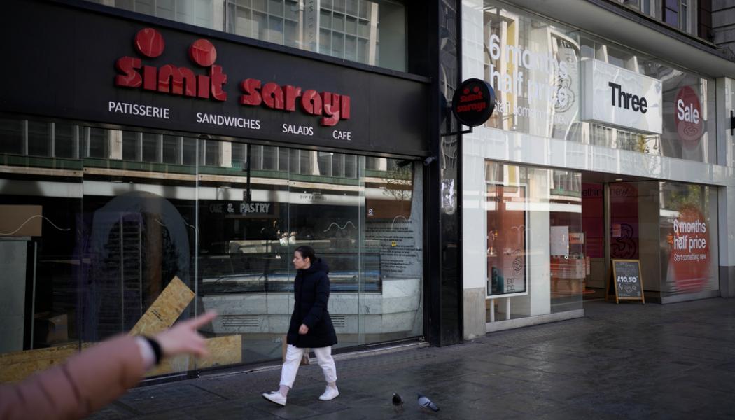 Matt Dunham/AP/TT: Ett kafé som har fått stänga sin verksamhet på Oxford Street i London. Kraftigt ökad inflation slår mot de brittiska hushållen som nu får försöka spara pengar. Arkivbild.