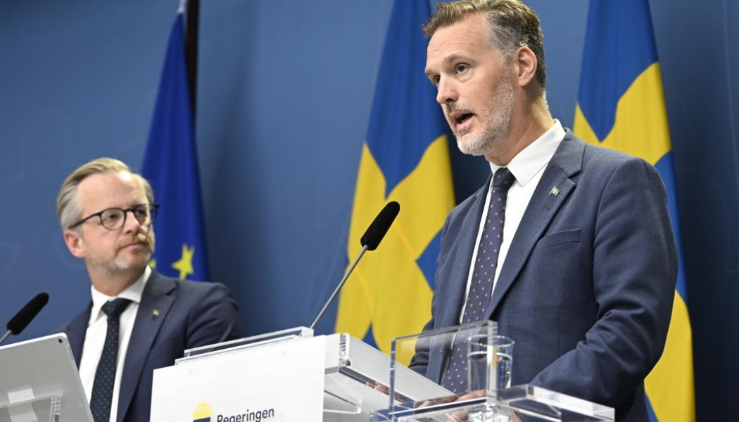 Anders Wiklund/TT: Finansmarknadsminister Max Elger (S) (th) och finansminister Mikael Damberg (S) berättar om de statliga kreditgarantierna för lån till elproducenter.