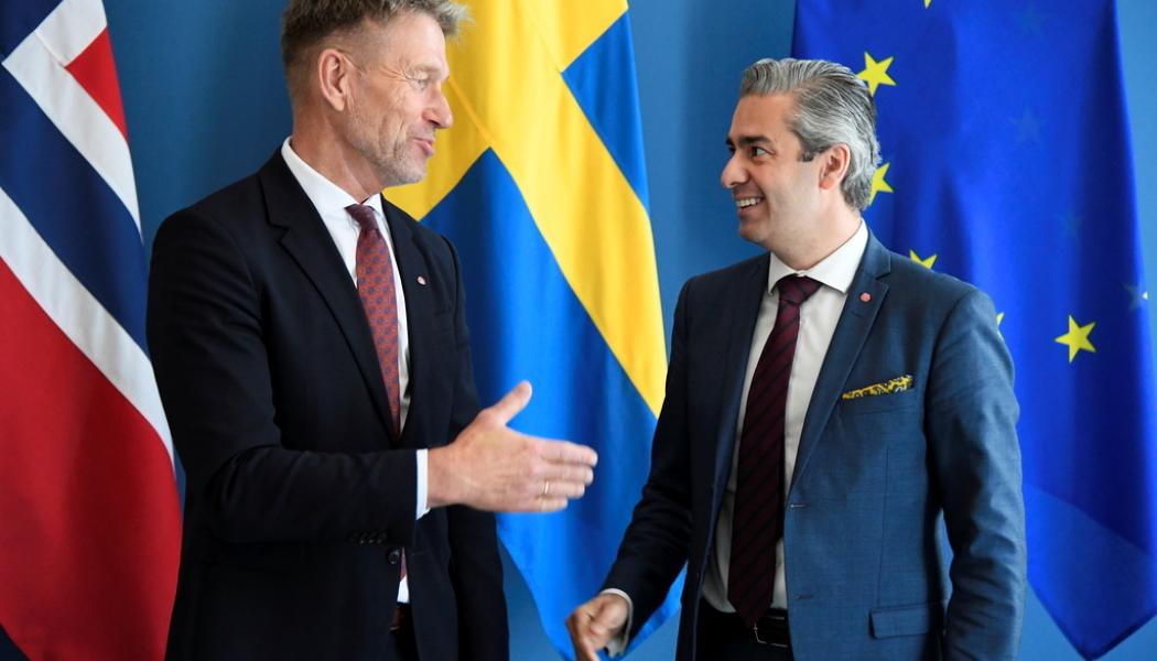 Marko Säävälä/TT: Norges olje- och energiminister Terje Aasland (AP) och energiminister Khashayar Farmanbar (S) aviserar nordiskt samarbete.