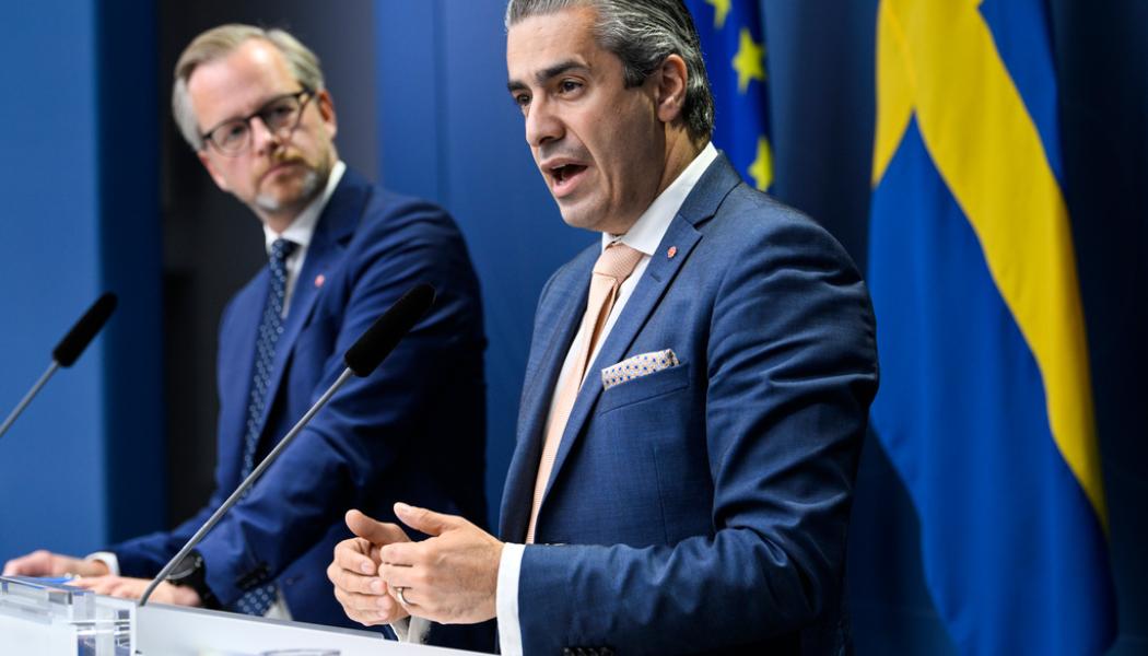 Henrik Montgomery/TT: Finansminister Mikael Damberg och energi- och digitaliseringsminister Khashayar Farmanbar håller presskonferens om elmarknaden. Arkivbild.