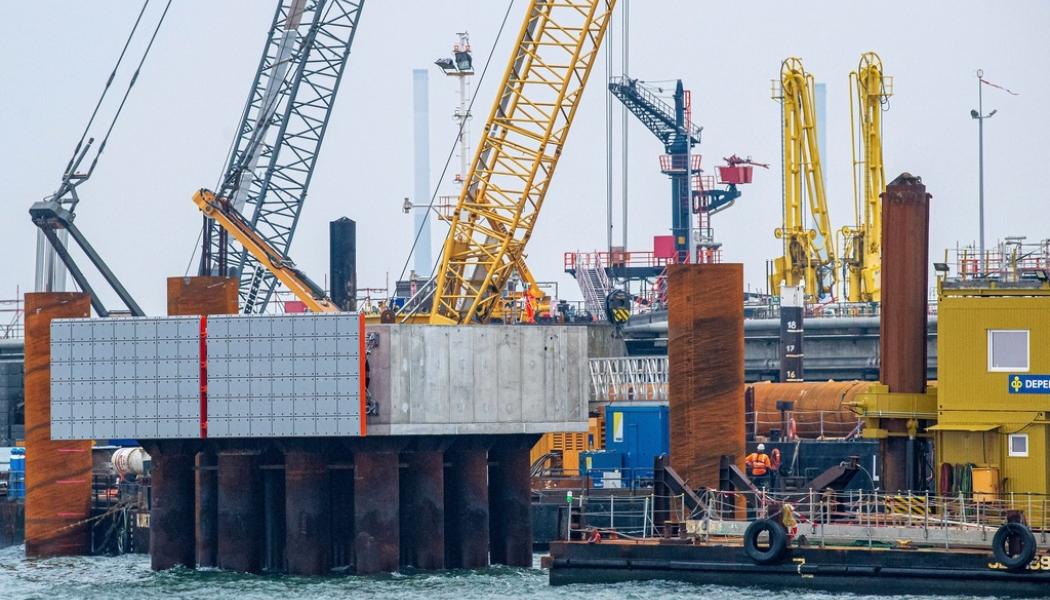 Sina Schuldt/AP/TT: Tyskland har för att kunna importera naturgas från andra länder än Ryssland byggt upp flera nya anläggningar för att hantera mer flytande naturgas (LNG), bland annat i hamnstaden Wilhelmshaven.