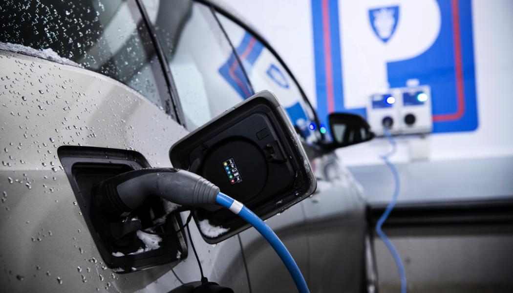 Malin Hoelstad/SvD/TT: Elbilar, som ofta har ett dyrare inköpspris än motsvarande som drivs på bensin och diesel, kan fortfarande locka med billigare milkostnad. Arkivbild.