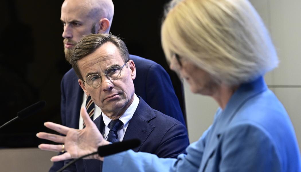 Claudio Bresciani/TT: Mycket är ännu oklart om det utlovade högkostnadsskyddet. Moderaternas energipolitiske talesperson Carl-Oskar Bohlin, partiledaren Ulf Kristersson och ekonomisk-politiska talesperson Elisabeth Svantesson. Arkivbild.