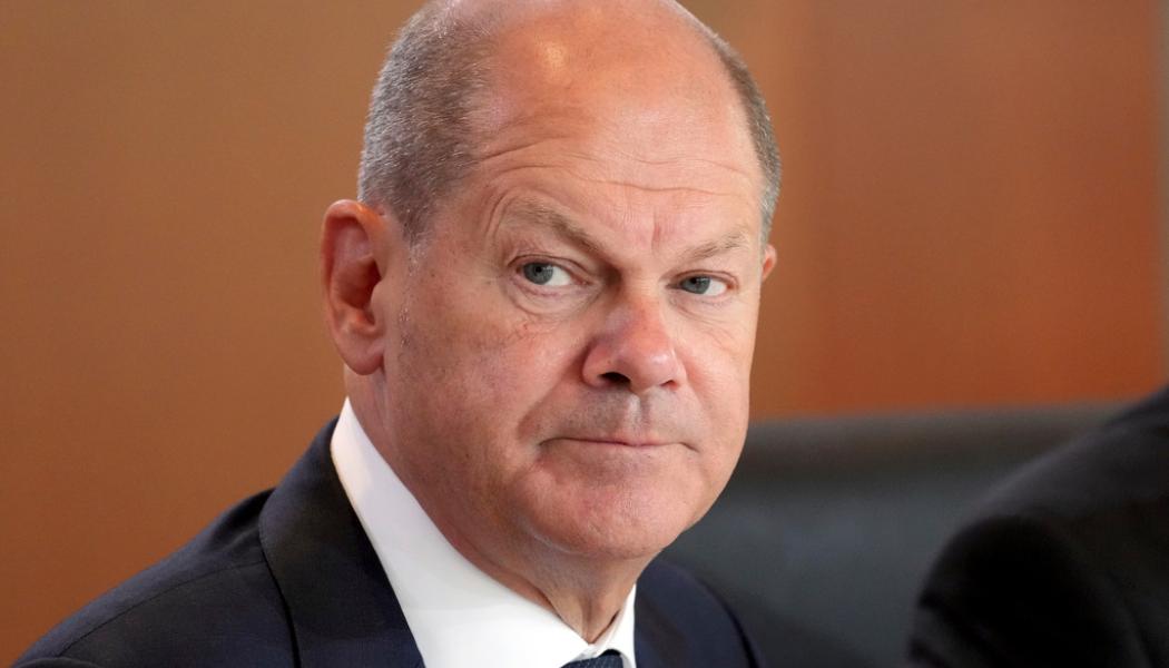 Michael Sohn/AP: Olaf Scholz reser runt och raggar gaskontrakt. Arkivbild.