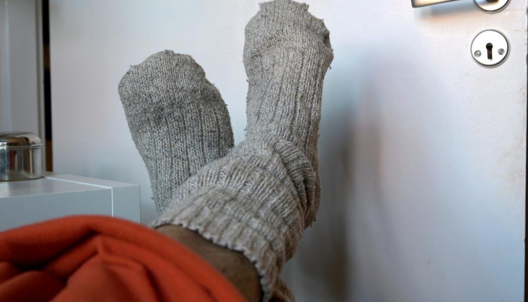 Janerik Henriksson/TT: Ett sätt att hålla nere elförbrukningen för hushållen är sänka värmen hemma och istället ha varma raggsockor och filt på sig. Arkivbild.
