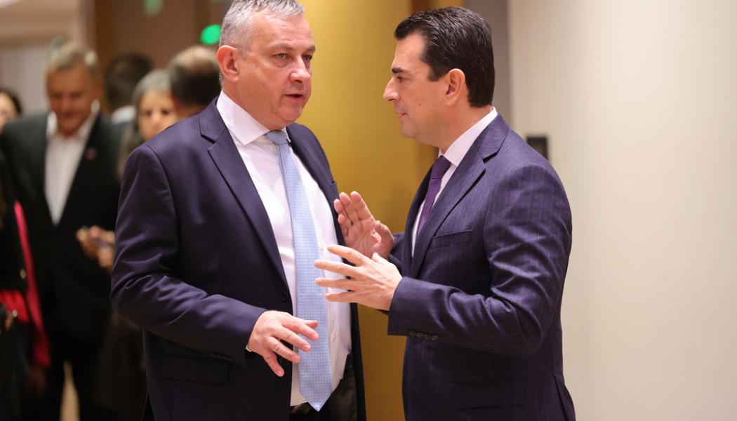 Olivier Matthys/AP/TT: Tjeckiens energiminister Jozef Síkela med grekiske kollegan Konstantinos Skrekas under torsdagens extrainsatta EU-möte i Bryssel.