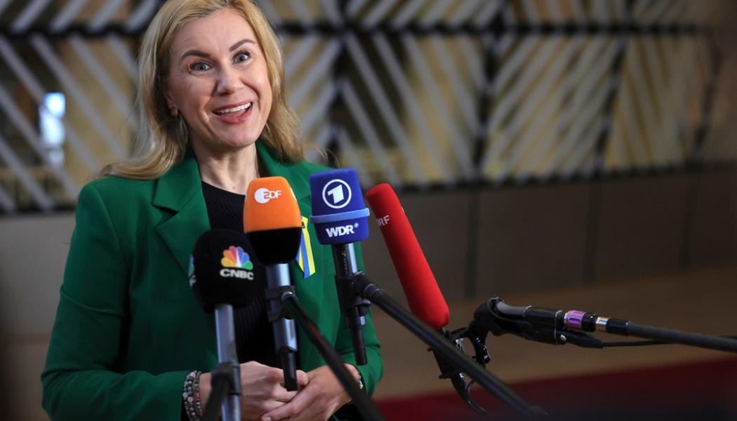 Olivier Matthys/AP/TT: EU:s energikommissionär Kadri Simson på väg in till det extrainsatta energiministermötet i Bryssel.