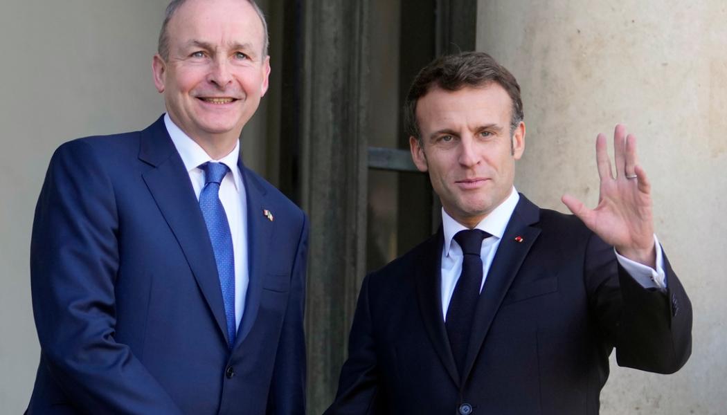 Thibault Camus/AP/TT: Den irländske premiärministern Micheál Martin, som här tas emot av Frankrikes president Emmanuel Macron, skrev under överenskommelsen i Paris.