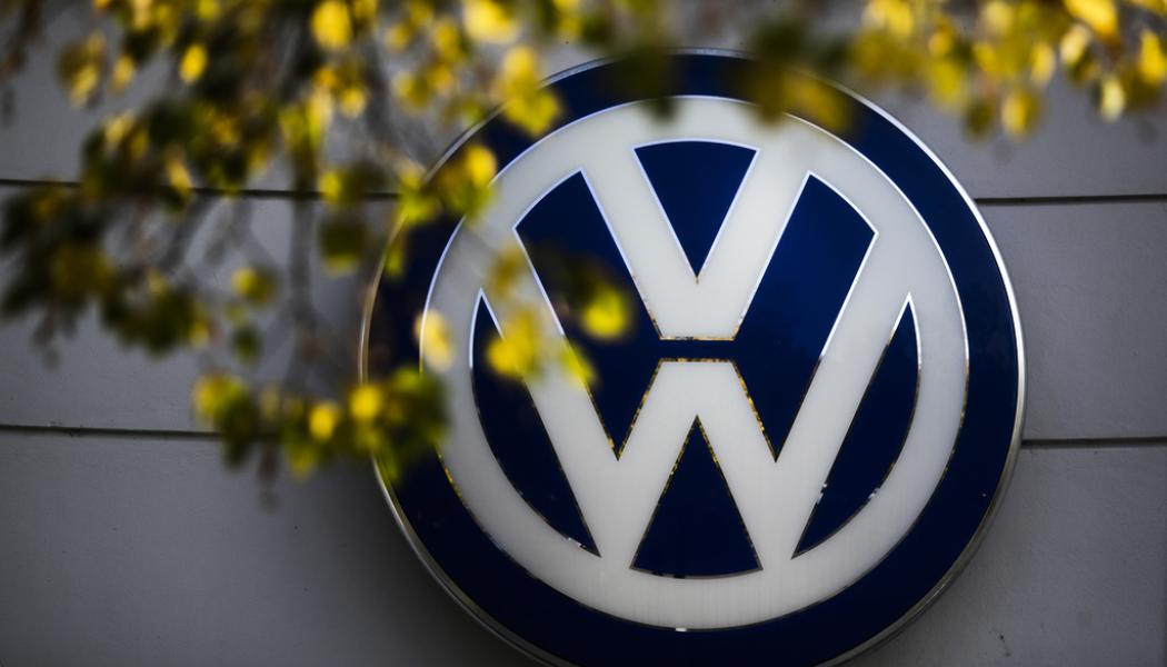 Markus Schreiber AP/TT: Volkswagen (VW) ser en inbromsning i tillväxten för elbilsförsäljningen i Europa till följd av att efterfrågan dämpas av höga elpriser och inflation. Arkivbild