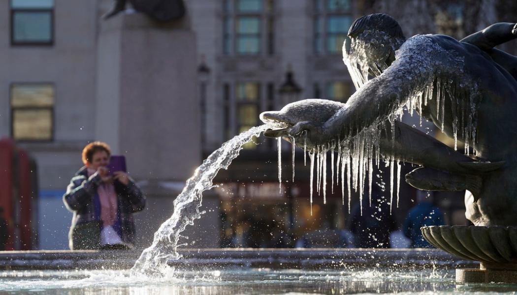 Stefan Rousseau/AP/TT: Kallt väder ställer till det i Europa när el- och gaspriser redan är skyhöga. Här en frusen staty på Trafalgar Square i London. Arkivbild.