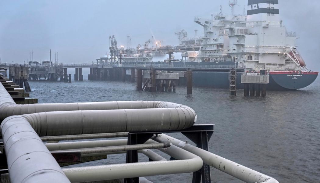 Michael Sohn/AP/TT: En ny, flytande gasterminal för mottagning av flytande naturgas i Wilhelmshaven i Tyskland är en del av vägen bort från europeiskt beroende av rysk gas. Arkivbild