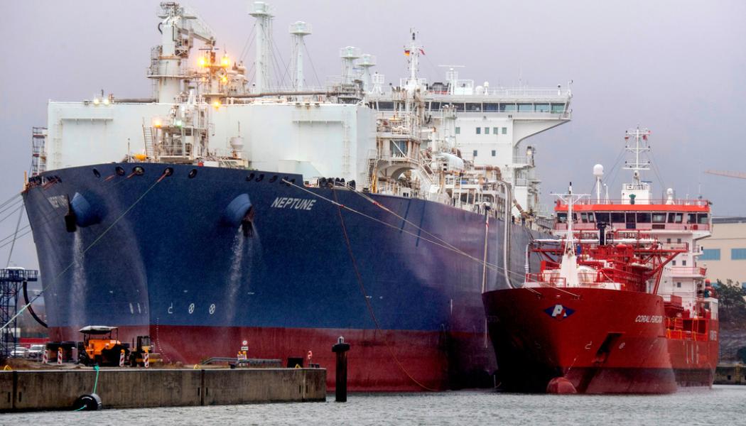 Stefan Sauer AP/TT: Ett skepp lastat med flytande fossilgas i Lubmin i norra Tyskland. Arkivbild.
