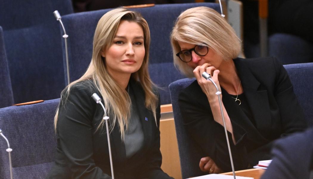Claudio Bresciani/TT: Energi- och näringsminister Ebba Busch (KD) och finansminister Elisabeth Svantesson (M) meddelar nu att regeringens ambition är att företagen i södra och mellersta Sverige ska kunna börja söka elstöd den 30 maj, sju månader efter datumet i löftet i valrörelsen om en modell på plats den 1 november. Arkivbild.